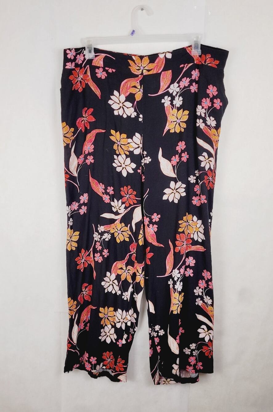 New Estelle black floral wide leg pull on pants Size 3X tropical resort vacation